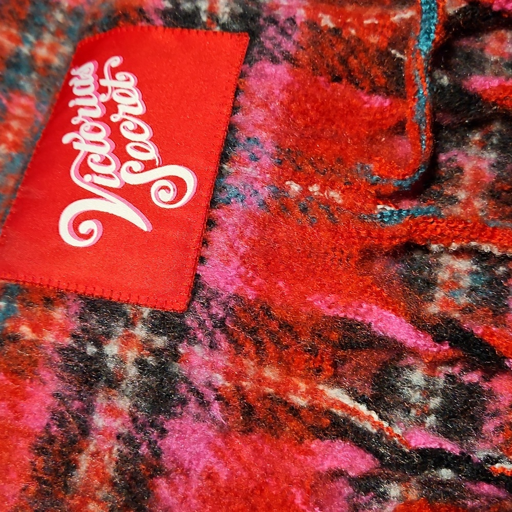 🆕 Victoria's secret plaid scarf